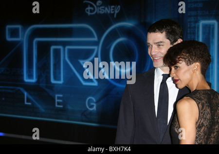 JAMES FRAIN MARTA CUNNINGHAM TRON: LEGACY WORLD PREMIERE HOLLYWOOD LOS ANGELES CALIFORNIA USA 11 December 2010 Stock Photo