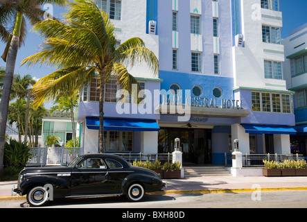 Old Buick Eight Classic sedan and gangster dummy driver at Park Central Hotel, Ocean Drive South Beach Miami USA Stock Photo