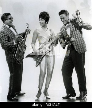 BO DIDDLEY  US rock musician at left with The Duchess (Norma-Jean Wofford) and Jerome Stock Photo