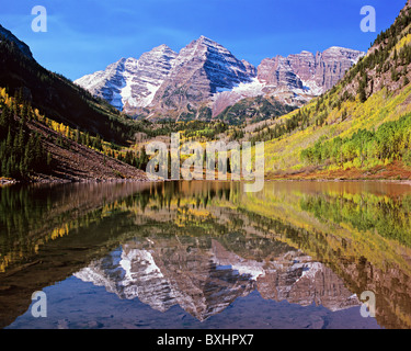 Maroon Bells reflected in Maroon Lake with golden aspen, Rocky Mountains, Colorado, USA Stock Photo