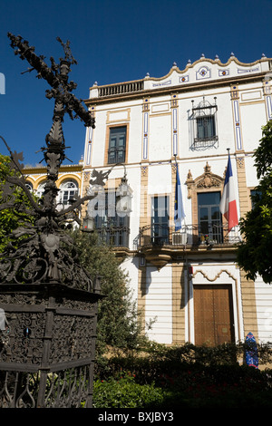 Plaza de Santa Cruz and the Cruz de la Cerrajería ('Locksmith's Cross') with the French consulate. Seville / Sevilla. Spain. Stock Photo