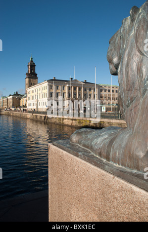 Gothenburg, Sweden. A statue of a lion looks out over the Stora Hamnkanalen or Stora Hamn canal in the city centre. Stock Photo
