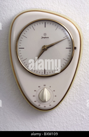 1950 Horloge de cuisine et chauffe-eau monté sur mur, gunzenhausen, Middle  Franconia, Bavaria, Germany, Europe Photo Stock - Alamy