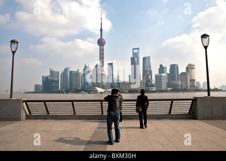 Man taking a picture at the Bund promenade, Shanghai, China Stock Photo
