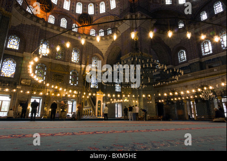 Inside the New Mosque (aka Yeni Camii or Mosque of the Valide Sultan ...