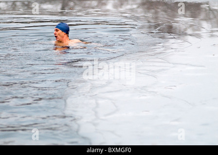 Christmas Day  Morning Swim. Serpentine Swimming Club London. Annual 100 metre Peter Pan Cup race canceled due to ice. UK  2010, 2010S HOMER SYKES Stock Photo