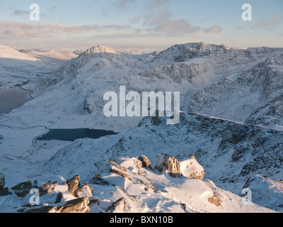 Winter sunset over a snow covered Ogwen valley, showing Tryfan and the Glyderau mountains and the lakes of Llyn Idwal & Ogwen Stock Photo