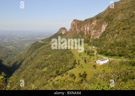 Cliffs and road at Serra do Rio do Rastro, Lauro Muller, Santa Catarina, Brazil Stock Photo