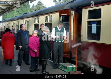 passengers boarding lunchtime train great central railway loughborough england uk Stock Photo