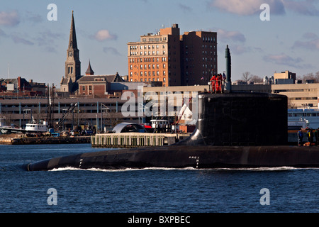 US Navy Virginia class fast attack submarine heads south in the Thames River past New London, Connecticut Stock Photo