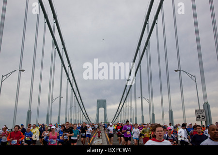 Runners crossing the Verrazano Bridge during the 2009 New York City Marathon Stock Photo