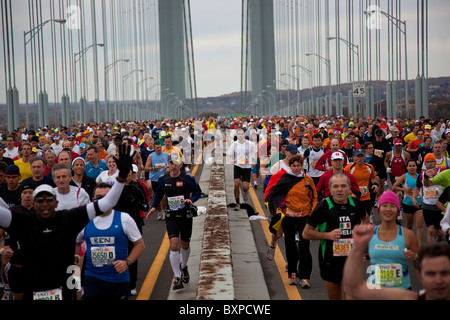 Runners crossing the Verrazano Bridge during the 2009 New York City Marathon Stock Photo