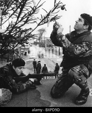 British soldiers of the Light Infantry decorating a christmas tree near Derry in Northern Ireland in 1970 Picture by DAVID BAGNALL Stock Photo