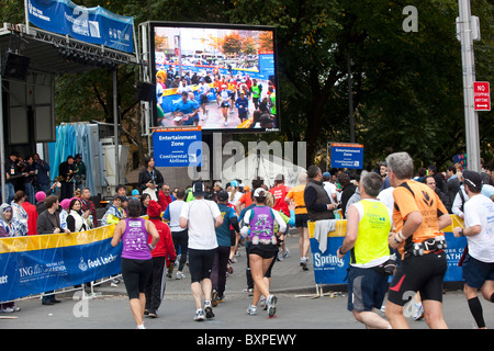Runners competing on Central Park South during 2009 New York City Marathon Stock Photo