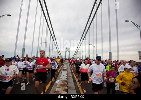 Runners crossing the Verrazano Bridge during the 2009 New York City Marathon Stock Photo