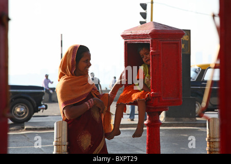 Mother and child on Marine Drive, Mumbai, India Stock Photo