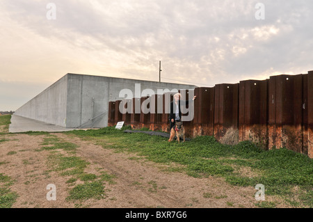 Previous sheet piling wall,new wall on Industrial Canal in Lower 9th Ward after Hurricane Katrina flood, New Orleans, Louisiana Stock Photo