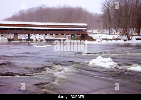 Harpersfield Covered Bridge (1868) over the Grand River, one of 18 remaining covered bridges in Ashtabula County, Ohio USA Stock Photo