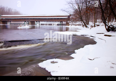 Harpersfield Covered Bridge (1868) over the Grand River, one of 18 remaining covered bridges in Ashtabula County, Ohio USA Stock Photo