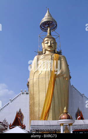 Golden buddha statue at Wat Intharawihan, the tallest standing buddha temple in Bangkok, Thailand Stock Photo