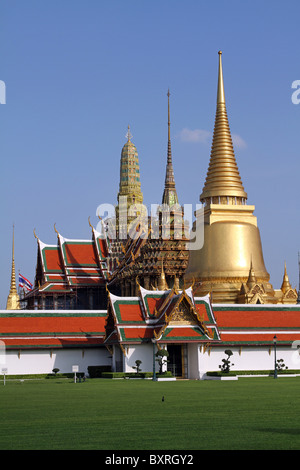 Phra Siratana Chedi gold stupa and Phra Mondop at the Wat Phra Kaeo (Kaew) Temple at the Royal Palace in Bangkok, Thailand Stock Photo