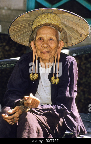 Indonesia Kalimantan Borneo A Dayak woman carrying her baby in a trditional  baby carrier Stock Photo - Alamy