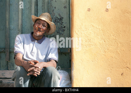 TRINIDAD: CUBAN MAN IN STRAW HAT SMOKING CIGAR Stock Photo