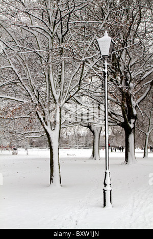 Lamp post and trees covered in snow in Clapham common in December 2010 Stock Photo