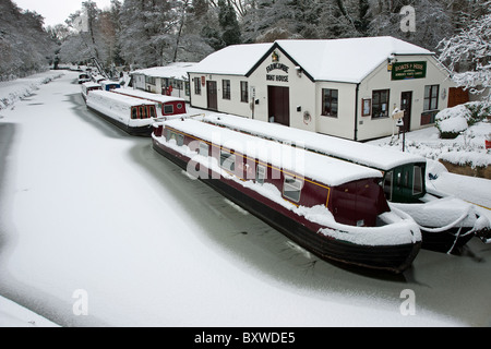 Canal boats in the snow at Farncombe Boathouse on the River Wey in Godalming Surrey Stock Photo