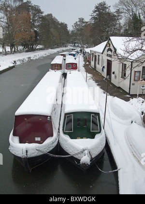 Canal boats in the snow at Farncombe Boathouse on the River Wey in Godalming Surrey Stock Photo