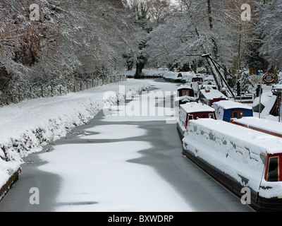 Canal boats in the snow at Farncombe Boathouse on the River Wey in Godalming Surrey Stock Photo