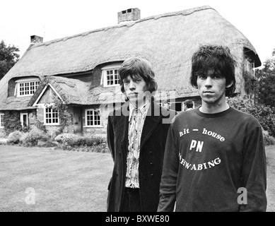 Keith Richards and Mick Jagger exclusive image from 1967 by David Cole in the gardens at Redlands. From the archives of Press Portrait Service (formerly Press Portrait Bureau) Stock Photo