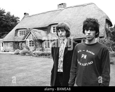 Keith Richards and Mick Jagger exclusive image from 1967 by David Cole in the gardens at Redlands. From the archives of Press Portrait Service (formerly Press Portrait Bureau) Stock Photo