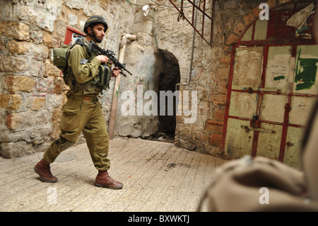 Israeli soldier in Hebron arab old market Stock Photo