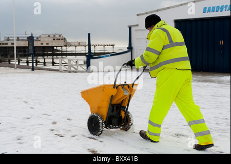 A council worker gritting Aberystwyth promenade, Dec 18 2010 Stock Photo