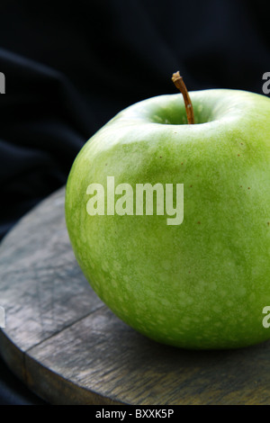 big green apple with water drops isolated on white Stock Photo - Alamy