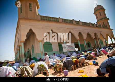 On the morning of Tabaski, men, women, and children alike converge on the great mosque of Djibo in northern Burkina Faso. Stock Photo