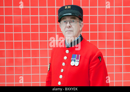 A Chelsea Pensioner (ex commando in the RMAC) collects money for the RNLI at the 2011 Tullett Prebon London Boat Show Stock Photo