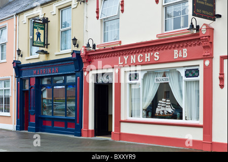 Lynch's Bed and Breakfast guesthouse and Marrinan bar in tourist resort town of Kilkee, County Clare, West of Ireland Stock Photo
