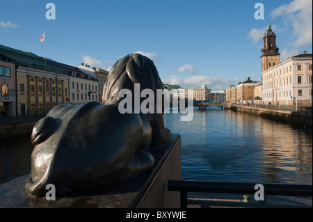 Gothenburg, Sweden. A statue of a lion looks out over the Stora Hamnkanalen or Stora Hamn canal in the city centre. Stock Photo
