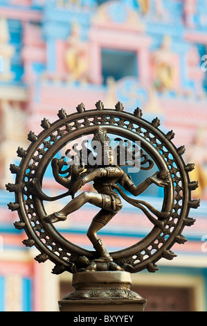 Dancing lord Shiva statue, Nataraja, Hindu God in front of Sathya Sai Baba's ashram gopuram gate. Puttaparthi, India Stock Photo