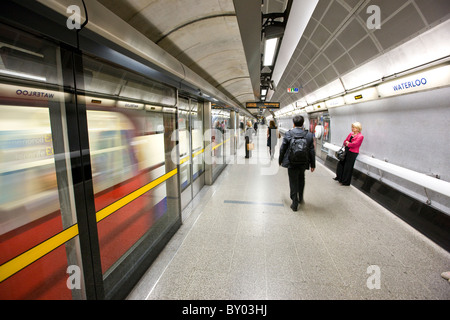 Underground on the Jubilee Line at Waterloo tube station Stock Photo