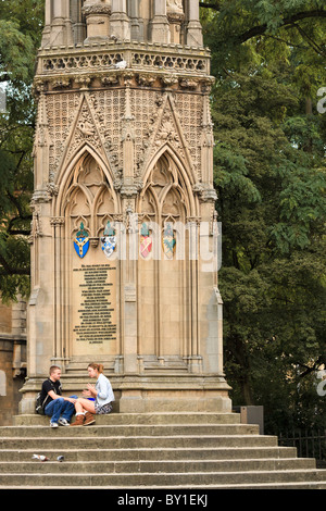 UK Oxford Couple At The Matyrs Memorial Stock Photo