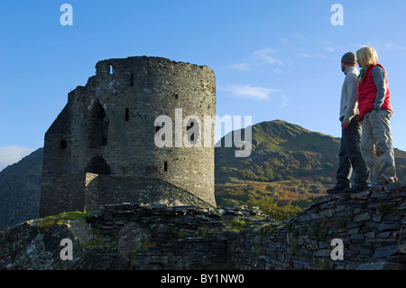 UK; North Wales; Snowdonia;  Couple sightseeing at Dolbadarn Castle, Llanberis. (MR) Stock Photo
