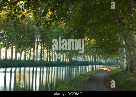 France, Languedoc-Rousillon, Canal du Midi.  The Canal du Midi in Southern France connects the Garonne River to the Etang de Stock Photo