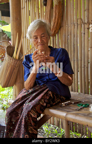 A lady creates phuang malai - Thai garlands at the 'Thai Cultural Centre' at the Rose Garden Riverside Hotel in Nakhon Pathom Stock Photo