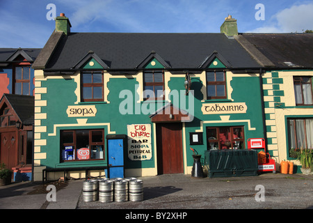 Ireland, west coast, slea head drive, dingle peninsula, co county kerry, rural country store and pub Stock Photo