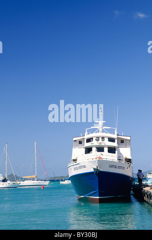 CRUZ BAY, St. John, US Virgin Islands — An inter-island ferry docks at the main harbor in Cruz Bay, St. John, US Virgin Islands. Cruz Bay serves as the primary access point for St. John, with ferries departing to various destinations in both the US and British Virgin Islands. The harbor is a bustling hub for island transportation and tourism. Stock Photo