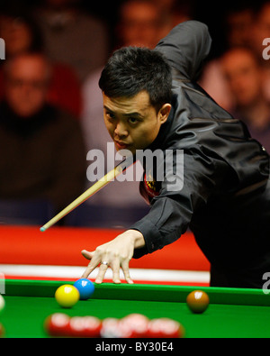 Masters Snooker 2010 : Marco Fu (HK)  in action against Mark Allen (NI) Stock Photo