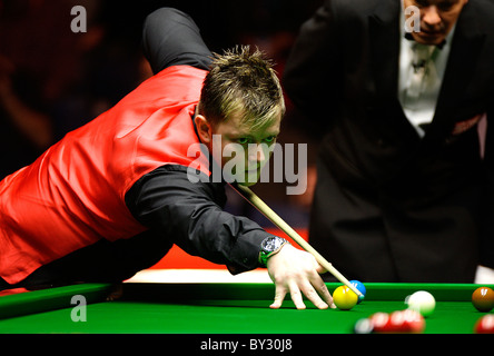 Masters Snooker S-fiianl 2011 Mark Allen (NI)  in action against Marco Fu (HK) Stock Photo